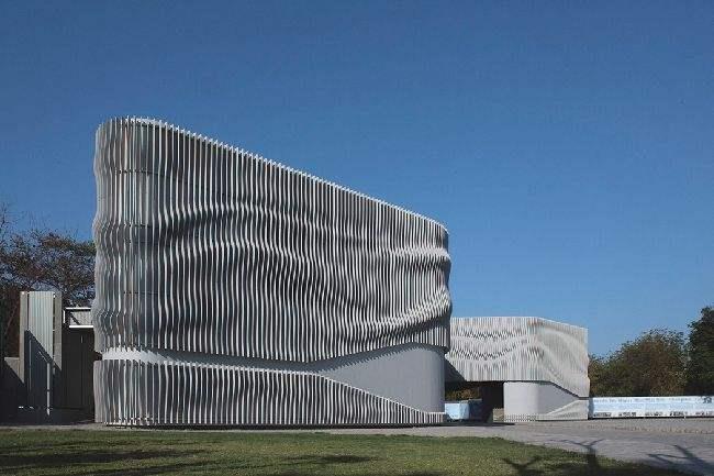 河北区浅谈现代建筑采用网架结构安装的主要优势和应用